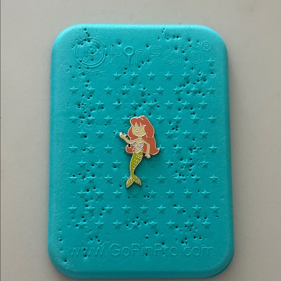 5/$30 Disney 2012 Kids Dressed as Princesses Ariel pin - Picture 1 of 3